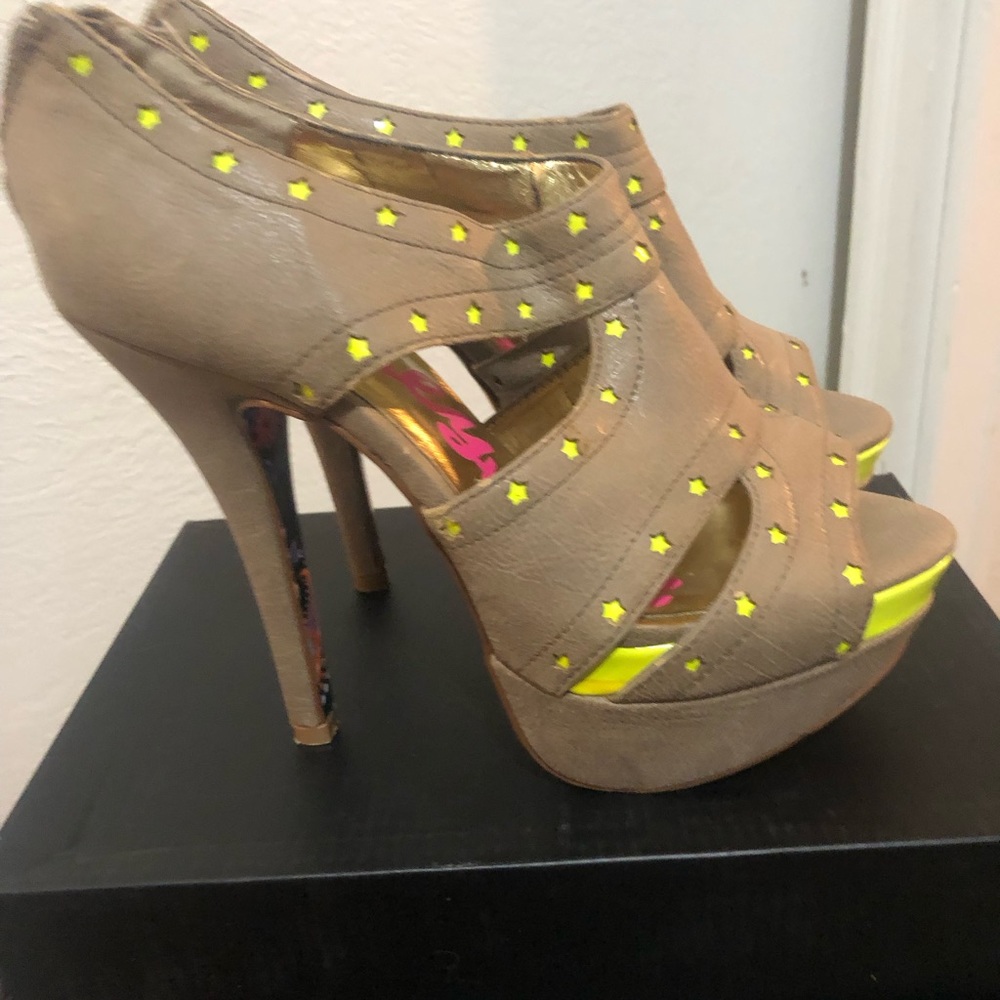 Betseyville tan/yellow high heels